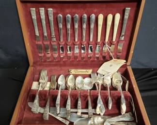 Lot # : 86 - Vintage Rogers Bros dinnerware box with utensils
