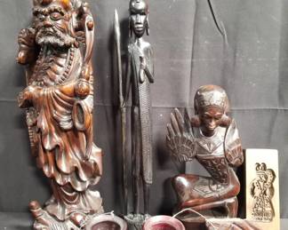 Lot # : 301 - Box of carved wood figurines
