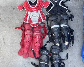 Lot # : 458z - Group of catcher's gear in box
