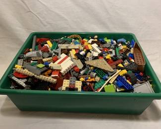 Lot # : 389f - Tub of Legos (f)
