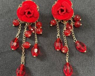 Lot # : 460v - Red rose earrings
