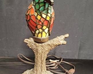 Lot # : 68 - Vintage stained glass parrot table lamp
