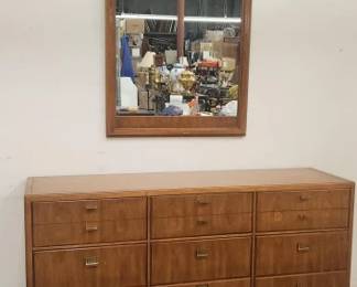 Lot # : 129 - Drexel dresser and mirror
