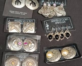 Lot # : 376 - Sterling silver earrings
