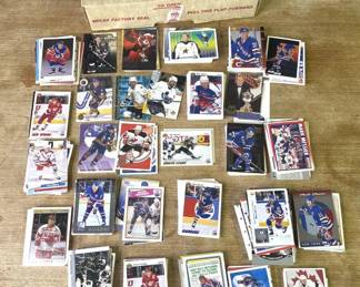 Lot # : 276z - Group of vintage 1990's hockey cards in box
