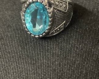 Lot # : 385v - Ornate silver-tone ring
