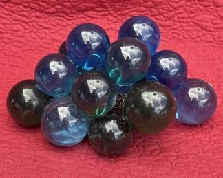 Lot # : 340z - Vintage acrylic grape cluster
