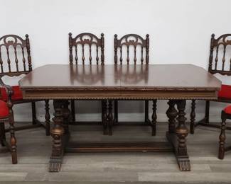 Lot # : 73 - Berkey & Gay walnut dining table & 6 chairs
