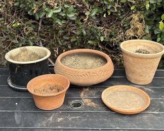 Lot # : 326z - Group of 4 planters & 1 plant saucer
