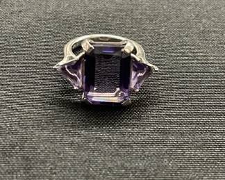 Lot # : 439v - Sterling silver and amethyst ring
