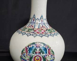 Lot # : 66 - Chinese porcelain vase
