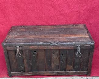 Lot # : 352z - Antique wood trunk
