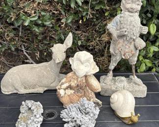 Lot # : 328z - 6 concrete & ceramic garden decorations
