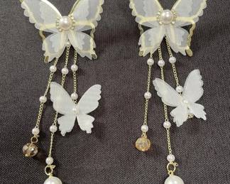 Lot # : 448v - White and gold-tone butterfly earrings
