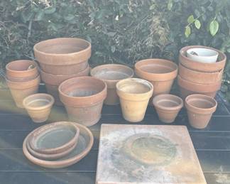 Lot # : 318z - Group of 21 terracotta planters and saucers
