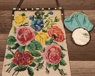 Lot # : 417d - Antique ornate micro beaded flapper purse
