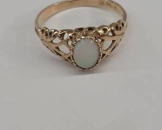 Lot # : 34 - 10kt yellow gold ring with opal center stone .
