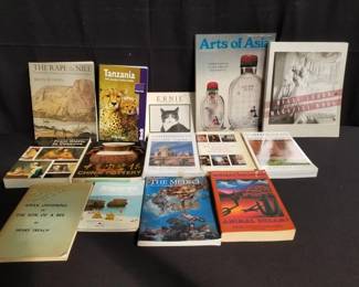Lot # : 304 - Box of books, coffee table books. etc.
