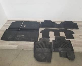 Lot # : 207 - 2024 Toyota Highlander full set of mats

