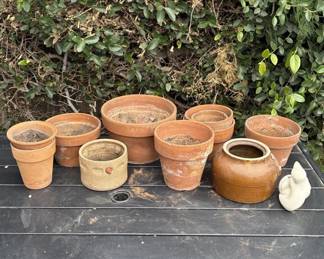 Lot # : 324z - Group of 12 terracotta & ceramic planters
