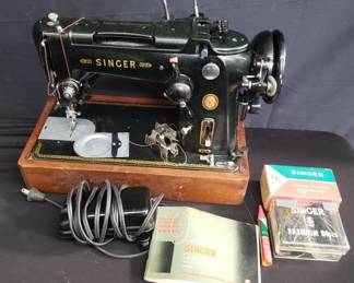 Lot # : 418 - Vintage Singer sewing machine w/ accessories
