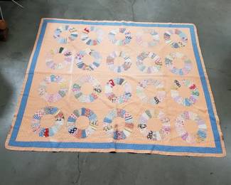 Lot # : 116 - Vintage patchwork circles quilt
