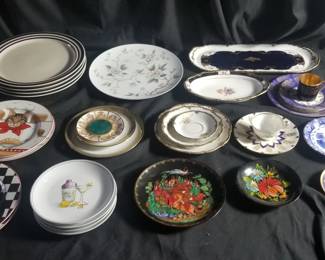 Lot # : 367 - Box of porcelain ceramic plates, saucers,
