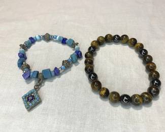Lot # : 308f - Tiger's eye bracelet and lapis lazuli,
