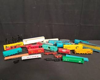 Lot # : 484 - Group of vintage trains
