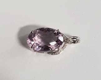 Lot # : 205 - 18k white gold pendant with a faceted amethyst
