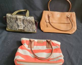 Lot # : 431 - Box of women's handbags
