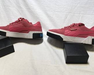 Lot # : 263f - Women's Puma sneakers
