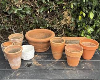 Lot # : 325z - Group of 12 terracotta & ceramic planters
