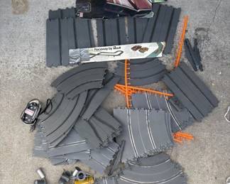 Lot # : 255z - Vintage Revell Raceway slot car track
