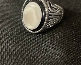 Lot # : 376v - Ornate silver-tone ring
