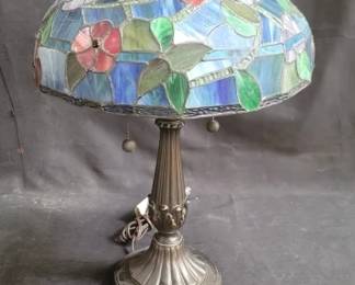 Lot # : 91 - Tiffany-style lamp
