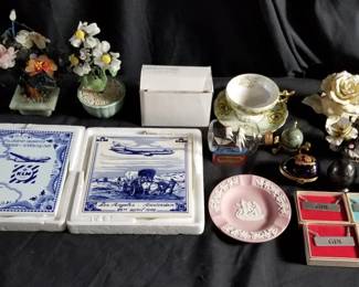 Lot # : 356 - Box of miscellaneous glass flowers, ceramic
