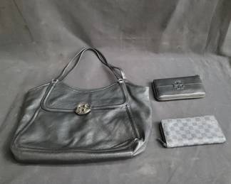 Lot # : 473 - Box of women's handbag, wallets
