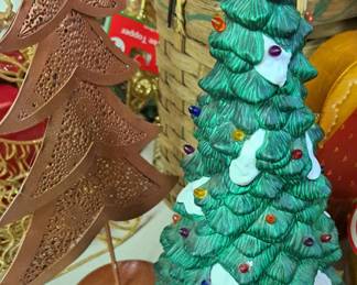 Dept. 56 Heritage Village lighted ceramic Christmas tree