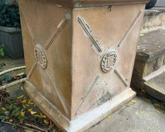 105 Faux Terracotta Oversized Plantermin