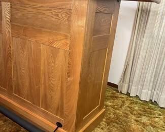 105 Hillsdale Oak Bar Detailmin