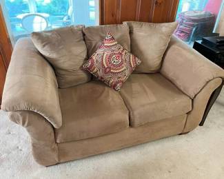 105 Washington Furniture Faux Suede Setteemin