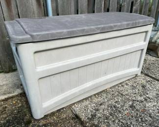 105 Suncast 73 Gal. Medium Deck Boxmin