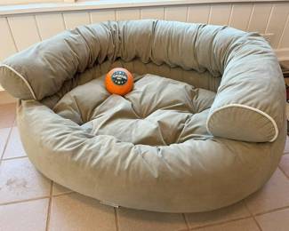 105 Frontgate XL Dog Bedmin