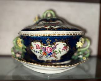 Antique 18th century Worcester English porcelain tureen with underplate, Dr Wall period. Very good condition with early Worcester mark.