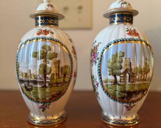 Pair of antique 18th century Worcester English porcelain tea caddies, Dr Wall period. Excellent condition
