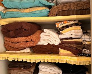Linens: Blankets, Towels & Sheets
Lot #: 160