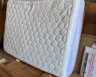 Mattress in Excellent Condition
A like-new mattress with a honeycomb quilted design. Comfortable and in great condition, ready for your bedroom.