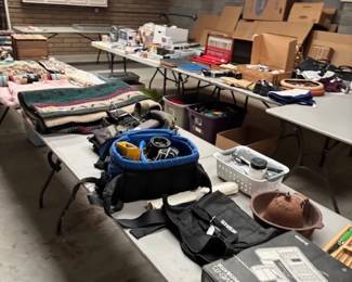     Household Miscellaneous Items
    A variety of household items, including blankets, cookware, bags, and more. A great opportunity to find practical items and unique treasures.