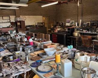 Large Assortment of Household Items
A diverse range of household goods, from plates and vases to small appliances and furniture. This collection offers something for every taste and need.